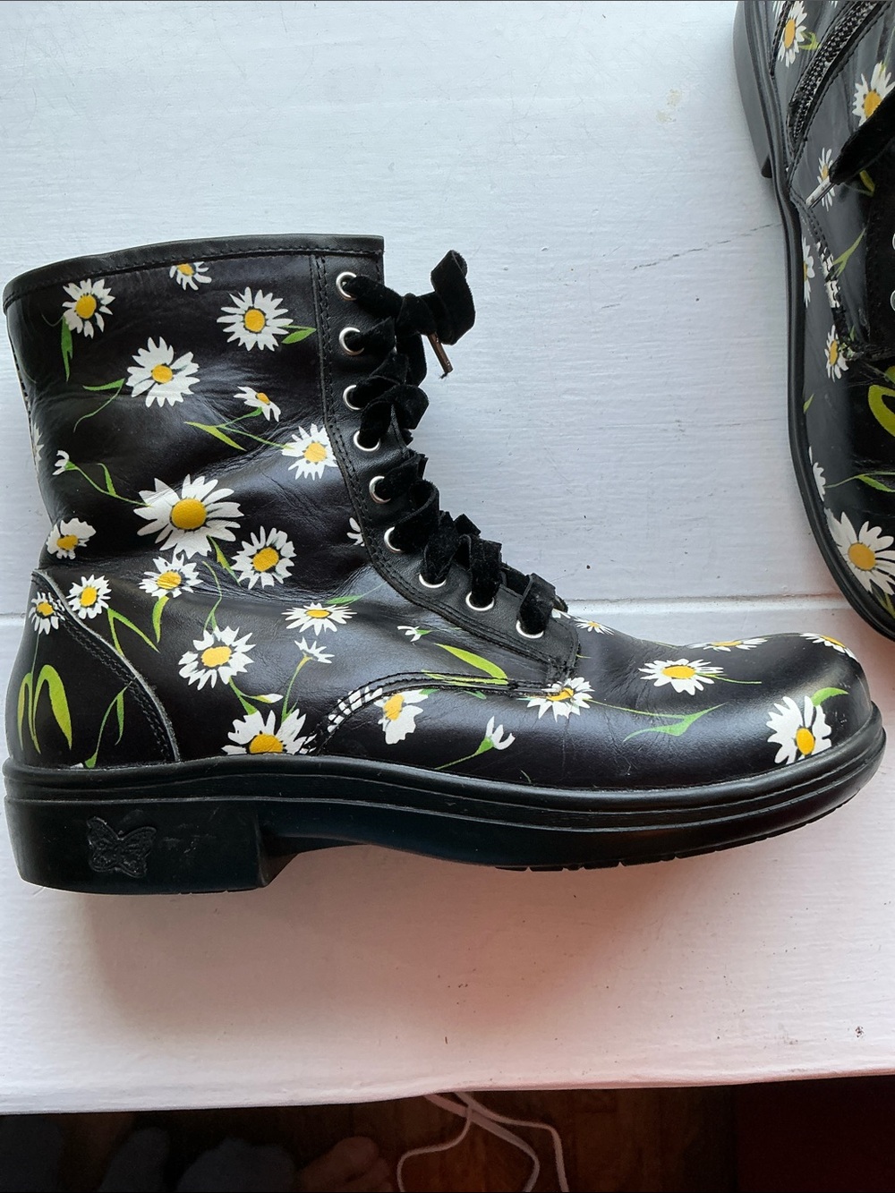 Black Daisy Floral Combat Boots - Women's by ALEGRIA size 39 beautuful and fun